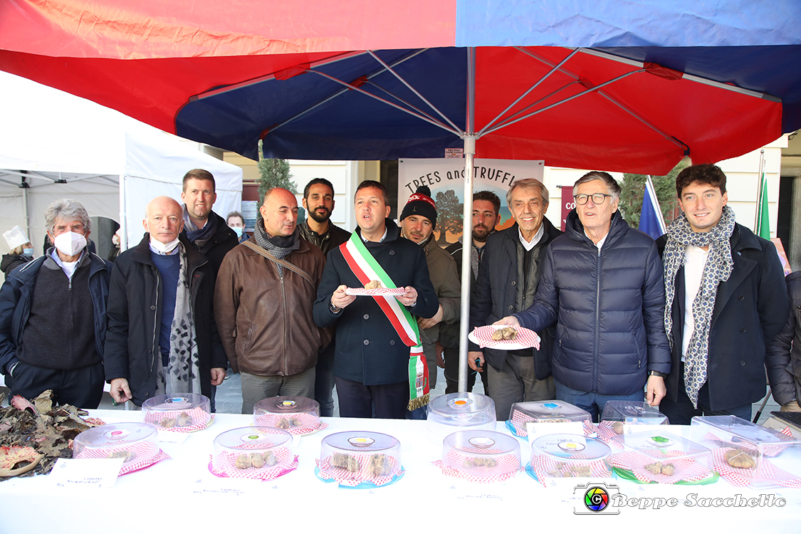 VBS_5937 - 10.ma Fiera Nazionale del Tartufo e Fiera dei Santi.jpg